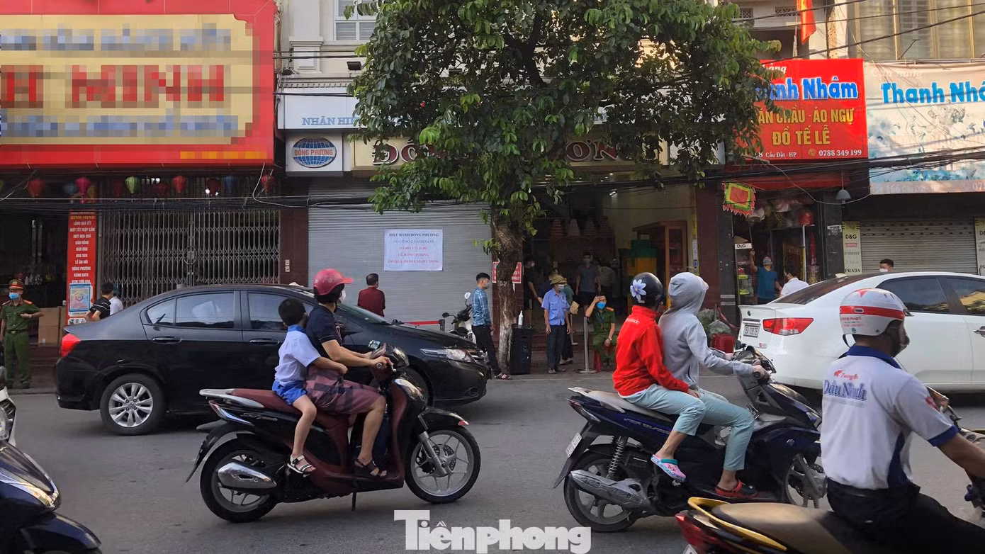 Từ đầu tháng 8 (âm lịch), người dân Hải Phòng tấp nập đến phố Cầu Đất, nơi có nhiều tiệm bánh trung thu để mua bánh truyền thống chuẩn bị cho ngày hội trăng rằm.