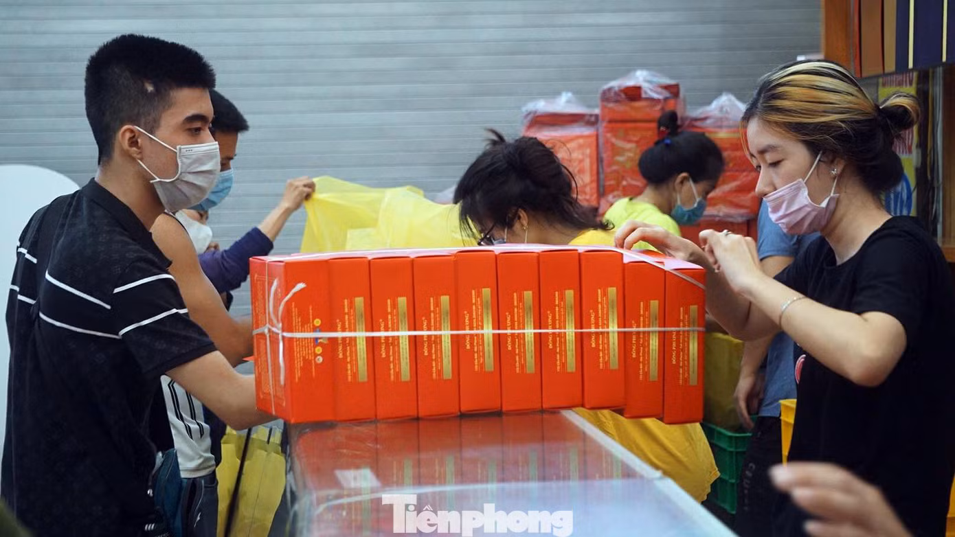 Anh Dương (28 tuổi) chia sẻ, việc xếp hàng mua bánh năm nào cũng xảy ra. Nhiều lần trước anh tranh thủ buổi trưa và tối đến mua bánh nhưng quá đông và xếp hàng dài nên không đến lượt. Do đó, anh dậy từ 5h để xếp hàng đợi. Mua bánh sớm anh có thể yên tâm đi làm đúng giờ và vừa có bánh biếu tặng, cho các cháu phá cỗ trăng rằm.