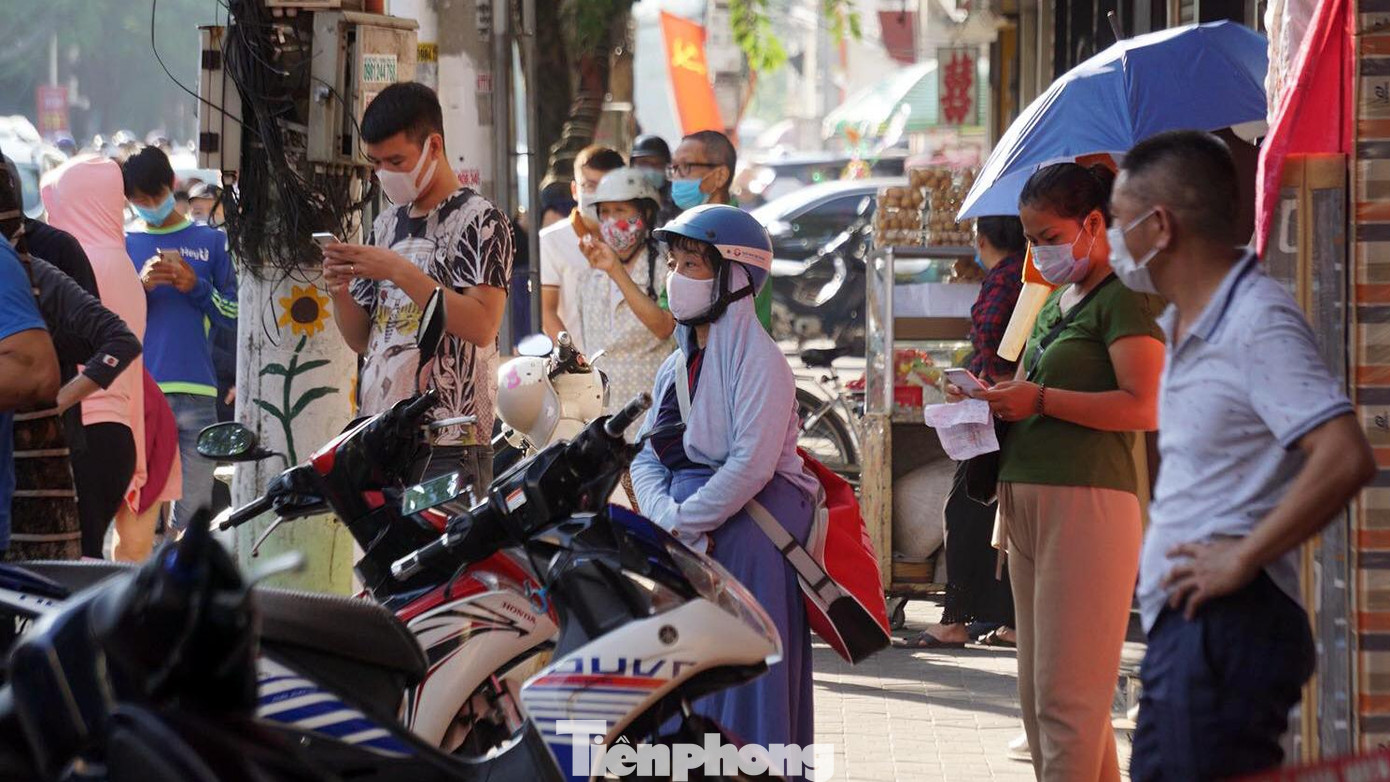 "Bánh truyền thống tại các tiệm trên phố Cầu Đất có hương vị đặc trưng riêng nên rất được ưa chuộng. Do năm nay dịch bệnh COVID-19, việc mua bán cũng bị ảnh hưởng nên đầu tháng chị mua chưa đủ số lượng cần. Do đó, sáng nay chị tiếp tục tới từ sớm để tiếp tục xếp hàng đặt bánh", chị Trang nói.