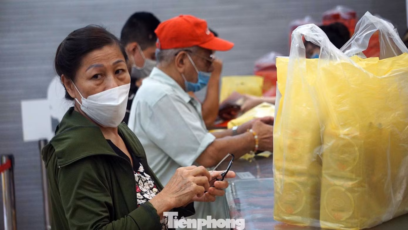 Sau nhiều giờ xếp hàng chờ đợi, nhiều người cao tuổi mua được các loại bánh ưng ý.