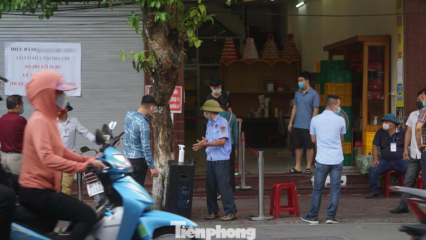 Một cửa hàng bánh có tiếng trên phố Cầu Đất 7h30 mới mở cửa. Do số lượng người dân xếp hàng chờ mua rất đông nên lực lượng chức năng phường Cầu Đất huy động nhiều cán bộ, dân quân tự vệ, công an đảm bảo trật tự, tuyên truyền về việc thực hiện yêu cầu phòng chống COVID-19.
