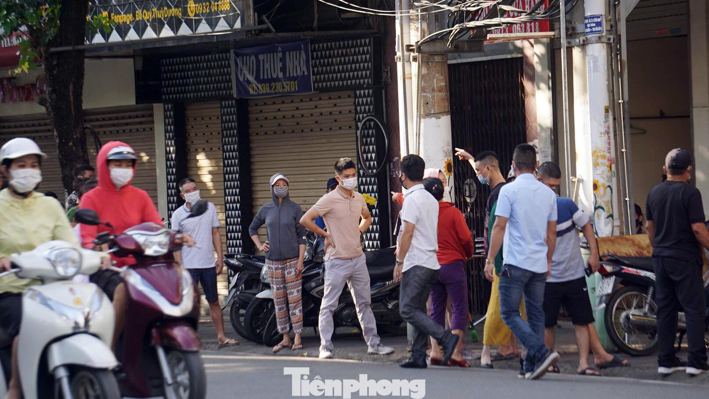 Chị Trang (31 tuổi) cho biết, từ đầu tháng tuyến phố này luôn trong tình trạng kẹt cứng người xếp hàng mua bánh trung thu. Nhiều người mua số lượng hàng trăm, thậm chí hàng nghìn chiếc bánh để làm quà cho con em cán bộ, nhân viên tại các cơ quan.