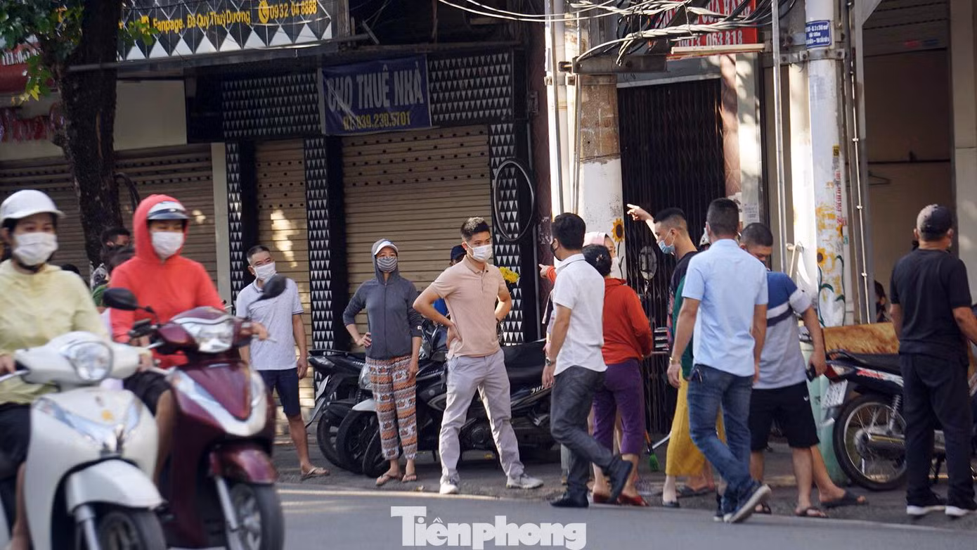 Chị Trang (31 tuổi) cho biết, từ đầu tháng tuyến phố này luôn trong tình trạng kẹt cứng người xếp hàng mua bánh trung thu. Nhiều người mua số lượng hàng trăm, thậm chí hàng nghìn chiếc bánh để làm quà cho con em cán bộ, nhân viên tại các cơ quan.