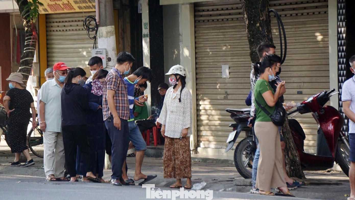 Các cửa hàng bánh truyền thống quá tải, người dân xếp hàng dài trên phố, do đó, lực lượng chức năng thực hiện nhiệm vụ từ 6h sáng đến tối mỗi ngày đảm bảo trật tự, an toàn và công tác phòng chống dịch.