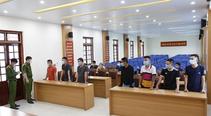 Các đối tượng trong đường dây tổ chức cá độ do Tú và Chức cầm đầu tại cơ quan công an.