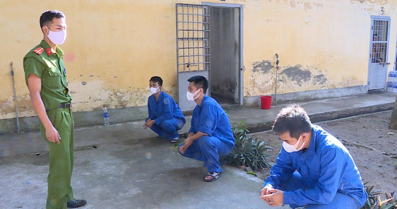 Các đối tượng trong đường dây tổ chức cá độ tại cơ quan công an.