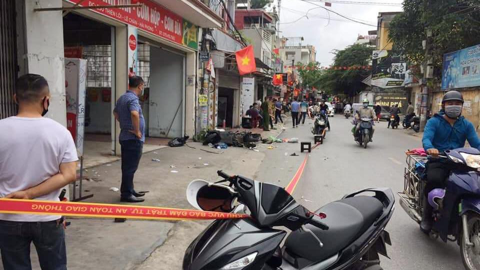 Lực lượng chức năng phong tỏa, khám nghiệm hiện trường vụ việc.