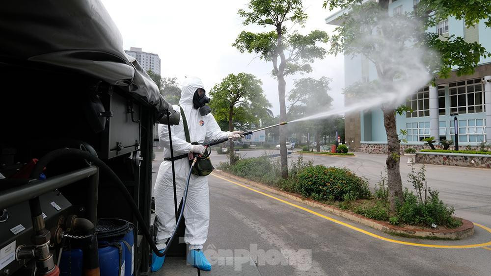 Lực lượng chức năng khử khuẩn Bệnh viện K Tân Triều. Ảnh: Hoàng Mạnh Thắng Lực lượng chức năng khử khuẩn Bệnh viện K Tân Triều. Ảnh: Hoàng Mạnh Thắng