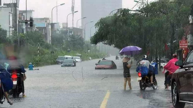 Hàng loạt xế hộp chết máy giữa phố do di chuyển qua điểm ngập. Đại diện một gara ô tô tại Hải Phòng chia sẻ, chỉ trong thời gian ngắn buổi sáng 26/8, đơn vị tiếp nhận khoảng 50 tin báo cứu hộ phương tiện gặp sự cố do mưa ngập. Trọng điểm tại phường Sở Dầu và nút giao Bạch Đằng - Hùng Vương.