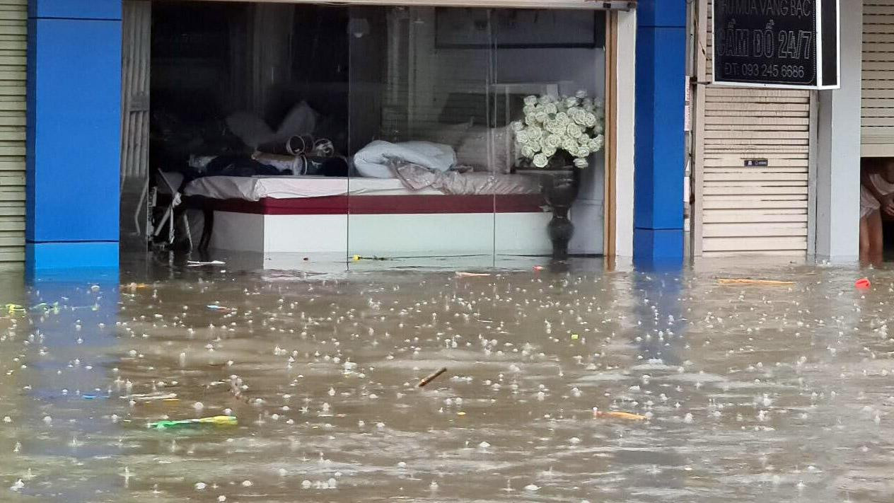 Nước mưa dâng cao, tràn vào nhiều cửa hàng và các hộ dân trên phố Cầu Đất.