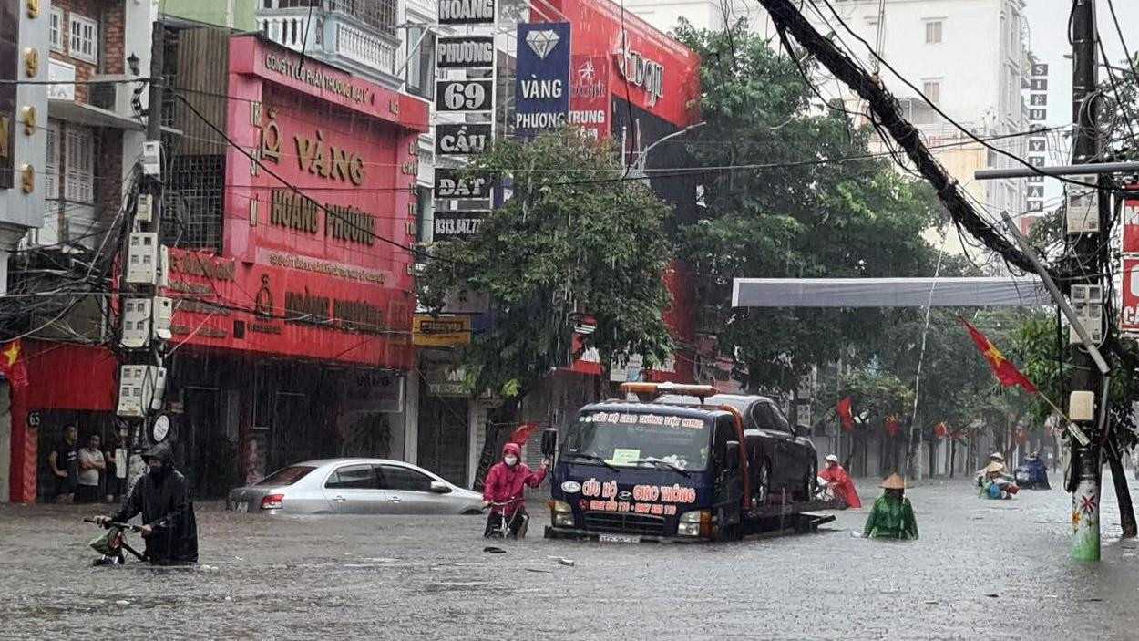 Còn phố Cầu Đất, là điểm trũng luôn trong tình trạng ngập sâu mỗi khi có mưa lớn. Sáng 26/8, toàn bộ tuyến phố Cầu Đất ngập sâu 40-50cm, thậm chí có điểm ngập sâu tới 70-80cm khiến giao thông tê liệt. Nhiều ô tô chết máy giữa đường, lực lượng cứu hộ đến giải cứu.