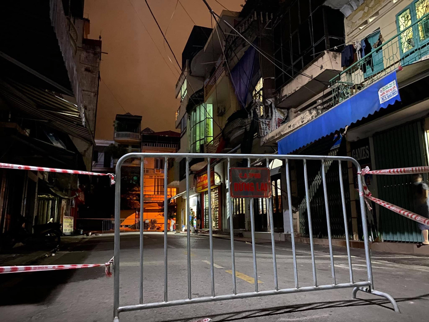 Lực lượng chức năng TP Hải Dương lập rào chắn phong tỏa nơi cư trú của các ca bệnh ghi nhận tối 19/5. Ảnh: TH Hải Dương