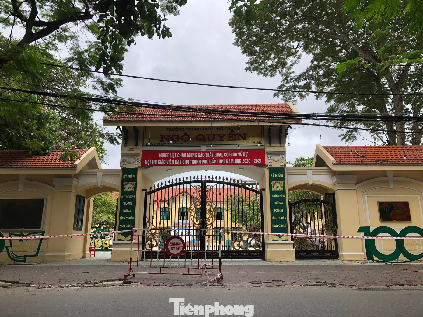 Lực lượng chức năng phong tỏa Trường THPT Ngô Quyền và lấy mẫu xét nghiệm 350 giáo viên, học sinh liên quan nữ giáo viên mắc COVID-19. Lực lượng chức năng phong tỏa Trường THPT Ngô Quyền và lấy mẫu xét nghiệm 350 giáo viên, học sinh liên quan nữ giáo viên mắc COVID-19.