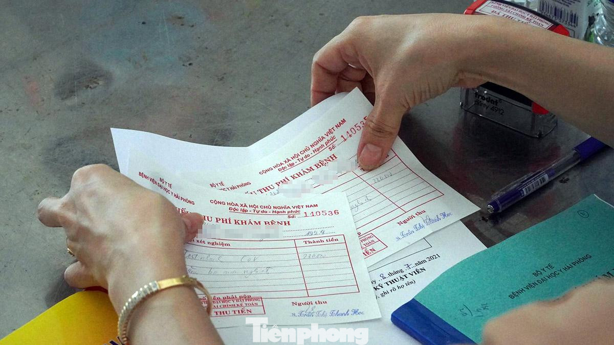 Với mỗi một lần xét nghiệm, người dân có nhu cầu sẽ phải nộp phí 230.000 đồng/mẫu xét ngiệm. Với mỗi một lần xét nghiệm, người dân có nhu cầu sẽ phải nộp phí 230.000 đồng/mẫu xét ngiệm.