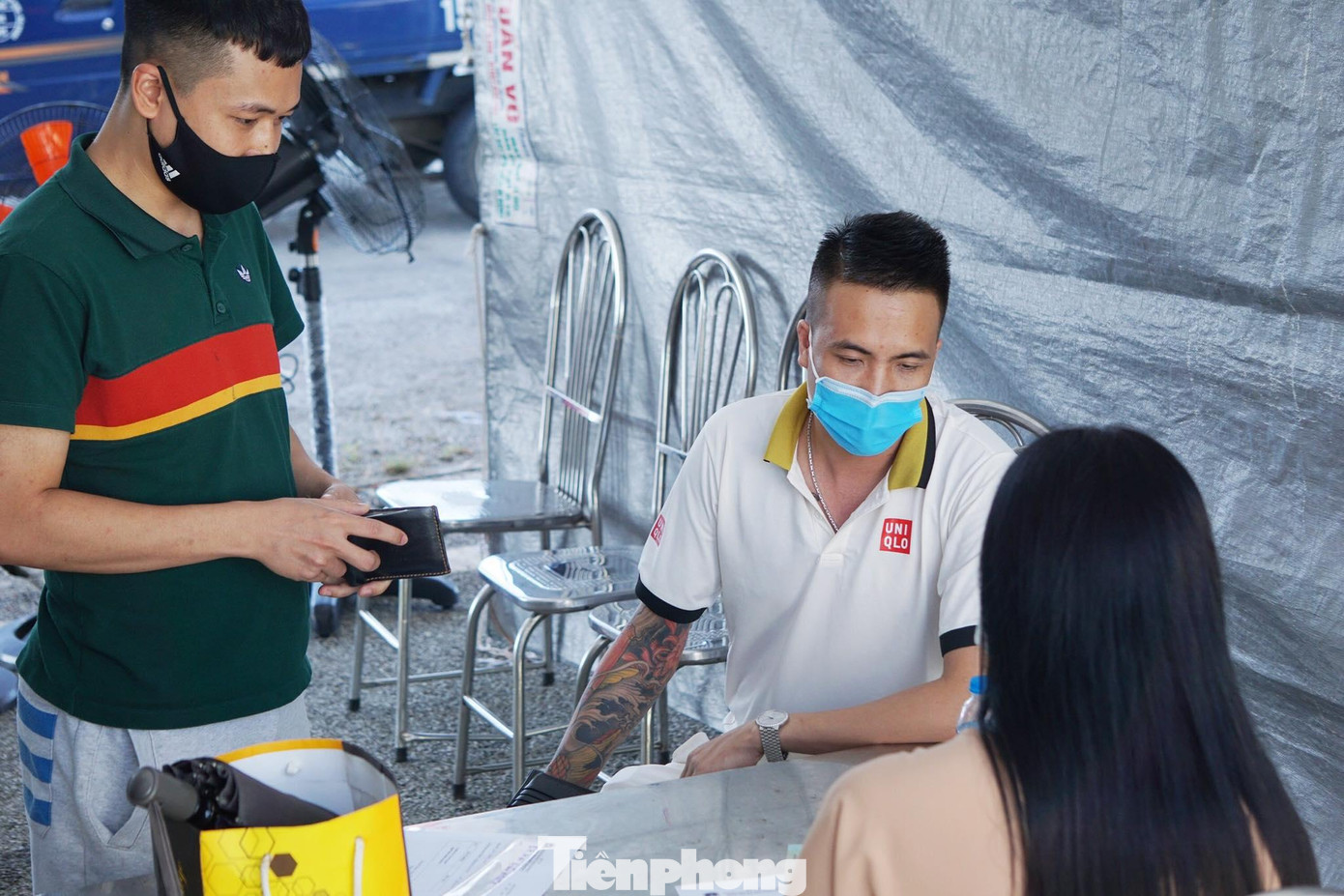 Tại chốt kiểm soát khu vực cao tốc Hà Nội - Hải Phòng (thuộc địa phận quận Dương Kinh), nhân viên y tế Đại học Y dược Hải Phòng được huy động, tăng cường thực hiện công tác xét nghiệm. Tại chốt kiểm soát khu vực cao tốc Hà Nội - Hải Phòng (thuộc địa phận quận Dương Kinh), nhân viên y tế Đại học Y dược Hải Phòng được huy động, tăng cường thực hiện công tác xét nghiệm.