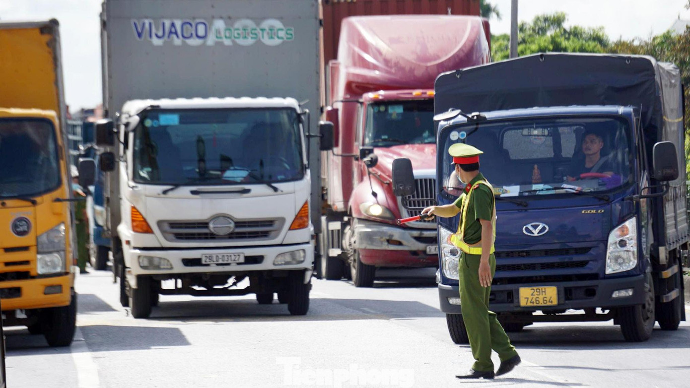 TP Hải Phòng cũng yêu cầu các quận, huyện nơi có các chốt kiểm soát COVID-19 bố trí địa điểm để làm xét nghiệm, test nhanh cho người dân có nhu cầu tại chốt kiểm soát. Lực lượng công an đảm bảo an ninh trật tự giao thông, phân luồng, hướng dẫn tài xế và người dân chấp hành quy định phòng chống dịch. TP Hải Phòng cũng yêu cầu các quận, huyện nơi có các chốt kiểm soát COVID-19 bố trí địa điểm để làm xét nghiệm, test nhanh cho người dân có nhu cầu tại chốt kiểm soát. Lực lượng công an đảm bảo an ninh trật tự giao thông, phân luồng, hướng dẫn tài xế và người dân chấp hành quy định phòng chống dịch.