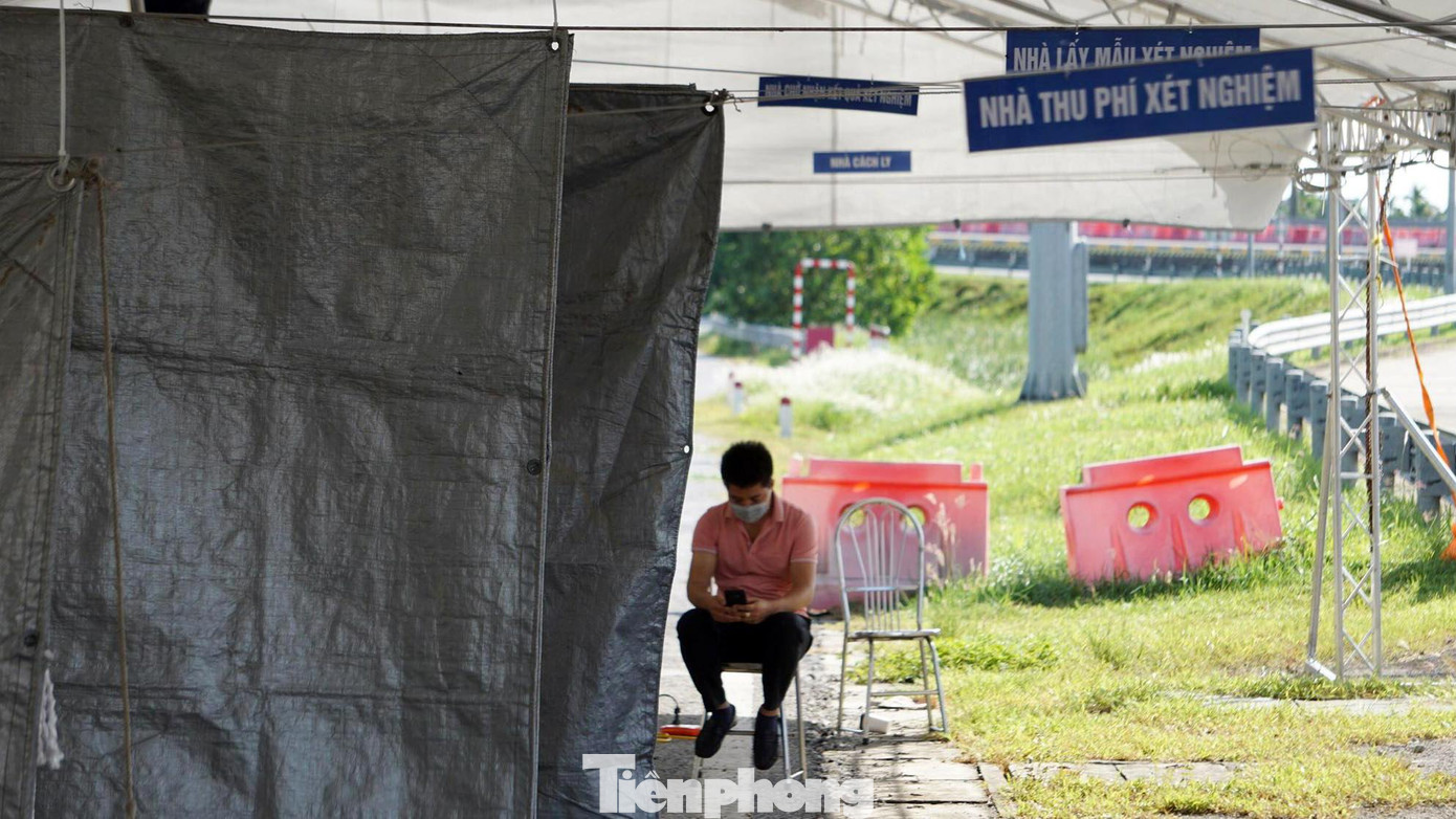 Để tránh tình trạng ùn ứ tại chốt kiểm soát COVID-19, TP Hải Phòng yêu cầu lực lượng chức năng không yêu cầu xuất trình giấy xét nghiệm âm tính đối với tài xế, phụ lái container, xe chở xăng dầu và công nhân làm việc tại các khu công nghiệp, cơ sở sản xuất trên địa bàn có xe chở riêng. Tuy nhiên, chủ sử dụng lao động phải có trách nhiệm lên danh sách, đăng ký xét nghiệm cho công nhân hằng tuần và gửi thông báo, danh sách này đến các chốt kiểm soát. Để tránh tình trạng ùn ứ tại chốt kiểm soát COVID-19, TP Hải Phòng yêu cầu lực lượng chức năng không yêu cầu xuất trình giấy xét nghiệm âm tính đối với tài xế, phụ lái container, xe chở xăng dầu và công nhân làm việc tại các khu công nghiệp, cơ sở sản xuất trên địa bàn có xe chở riêng. Tuy nhiên, chủ sử dụng lao động phải có trách nhiệm lên danh sách, đăng ký xét nghiệm cho công nhân hằng tuần và gửi thông báo, danh sách này đến các chốt kiểm soát.