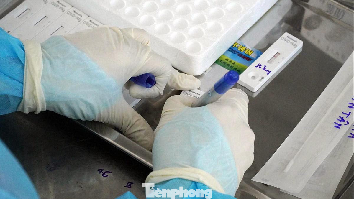 Một nhân viên y tế làm nhiệm vụ chia sẻ, trong buổi chiều 8/7 tại chốt này, có gần 100 trường hợp đăng ký test nhanh SARS-CoV-2. Công việc phân loại, lấy mẫu và xét nghiệm diễn ra thuận lợi. Sau khoảng 30 phút có kết quả, tài xế và người dân tiếp tục hành trình di chuyển. Một nhân viên y tế làm nhiệm vụ chia sẻ, trong buổi chiều 8/7 tại chốt này, có gần 100 trường hợp đăng ký test nhanh SARS-CoV-2. Công việc phân loại, lấy mẫu và xét nghiệm diễn ra thuận lợi. Sau khoảng 30 phút có kết quả, tài xế và người dân tiếp tục hành trình di chuyển.