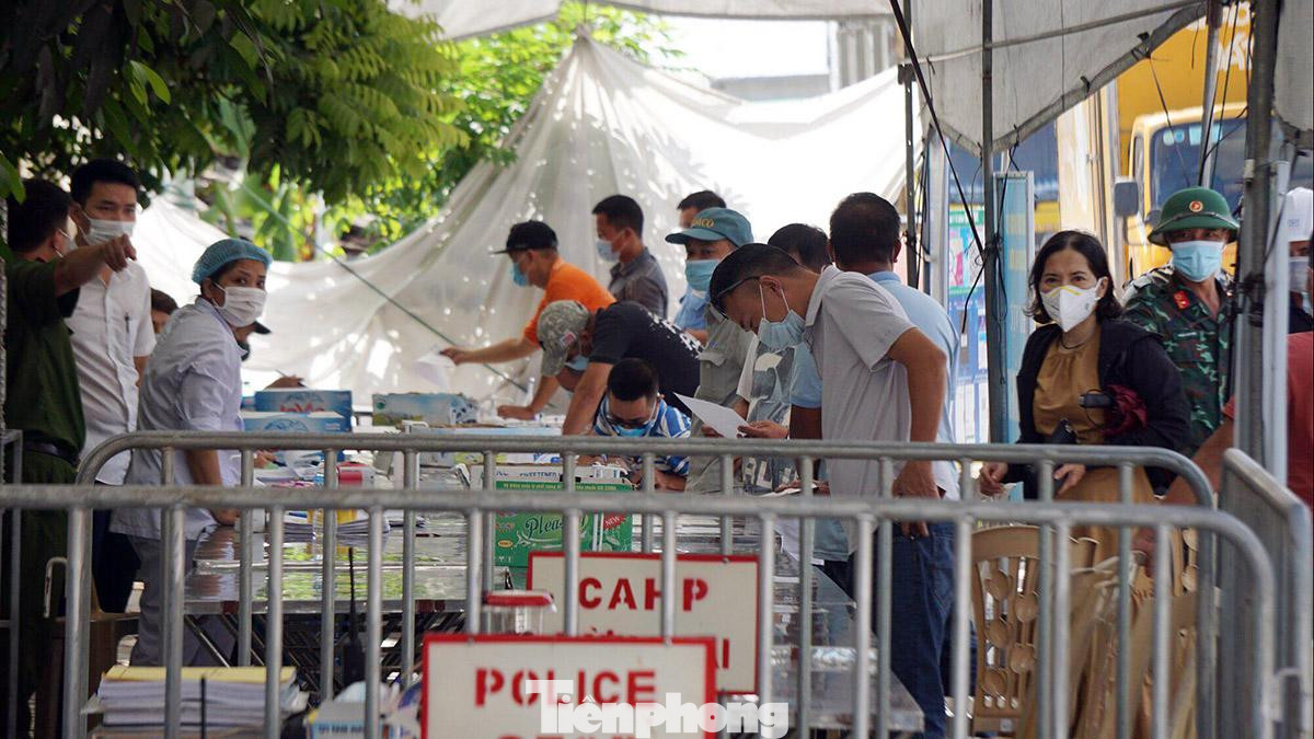 Tại chốt kiểm soát trên QL5, đoạn qua địa phận huyện An Dương (TP Hải Phòng), lực luợng chức năng bố trí khu vực rộng dựng lán chốt để tiếp nhận khai báo của người dân. Tại chốt kiểm soát trên QL5, đoạn qua địa phận huyện An Dương (TP Hải Phòng), lực luợng chức năng bố trí khu vực rộng dựng lán chốt để tiếp nhận khai báo của người dân.