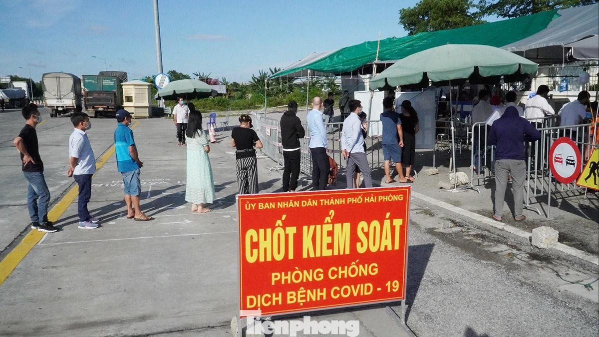 Từ chiều 8/7, thực hiện chỉ đạo của UBND TP Hải Phòng, lực lượng liên ngành y tế, công an, quân đội đồng loạt tổ chức kiểm soát người và phương tiện vào thành phố tại các cửa ngõ quốc lộ, cao tốc. Theo đó, người dân từ ngoại tỉnh vào TP Hải Phòng phải có kết quả xét nghiệm âm tính SARS-CoV-2. Từ chiều 8/7, thực hiện chỉ đạo của UBND TP Hải Phòng, lực lượng liên ngành y tế, công an, quân đội đồng loạt tổ chức kiểm soát người và phương tiện vào thành phố tại các cửa ngõ quốc lộ, cao tốc. Theo đó, người dân từ ngoại tỉnh vào TP Hải Phòng phải có kết quả xét nghiệm âm tính SARS-CoV-2.