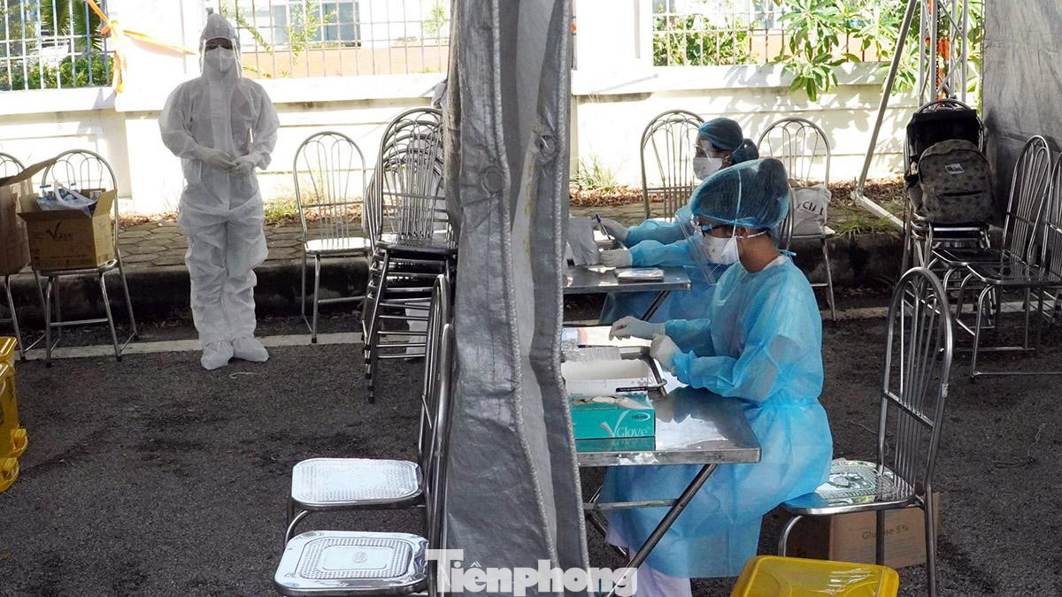 Ngoài ra, tại các chốt này, liên ngành cũng bố trí khu vực xét nghiệm, nhà chờ xét nghiệm, khu vực thu phí và nhận kết quả. Tất cả các phòng đều được dán biển báo công năng và được bố di chuyển một chiều. Ngoài ra, tại các chốt này, liên ngành cũng bố trí khu vực xét nghiệm, nhà chờ xét nghiệm, khu vực thu phí và nhận kết quả. Tất cả các phòng đều được dán biển báo công năng và được bố di chuyển một chiều.