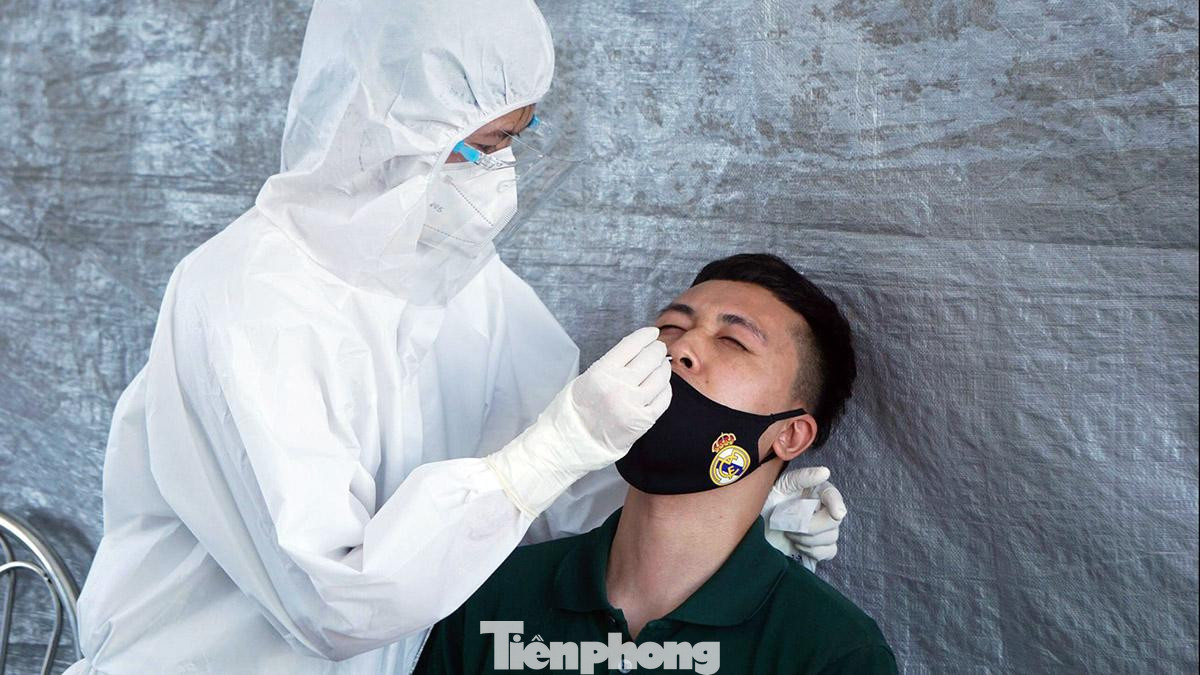 Theo ghi nhận, chiều 8/7 và sáng 9/7, tại các chốt kiểm soát COVID-19 ở cửa ngõ TP Hải Phòng có nhiều người dân đăng ký làm xét nghiệm nhanh để được vào trung tâm thành phố. Theo ghi nhận, chiều 8/7 và sáng 9/7, tại các chốt kiểm soát COVID-19 ở cửa ngõ TP Hải Phòng có nhiều người dân đăng ký làm xét nghiệm nhanh để được vào trung tâm thành phố.