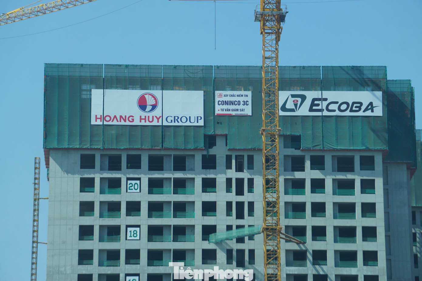 Công trường xây dựng nhà cao tầng thuộc phường Sở Dầu (Hồng Bàng, Hải Phòng), nơi vừa ghi nhận 84 công nhân dương tính SARS-CoV-2. Công trường xây dựng nhà cao tầng thuộc phường Sở Dầu (Hồng Bàng, Hải Phòng), nơi vừa ghi nhận 84 công nhân dương tính SARS-CoV-2.