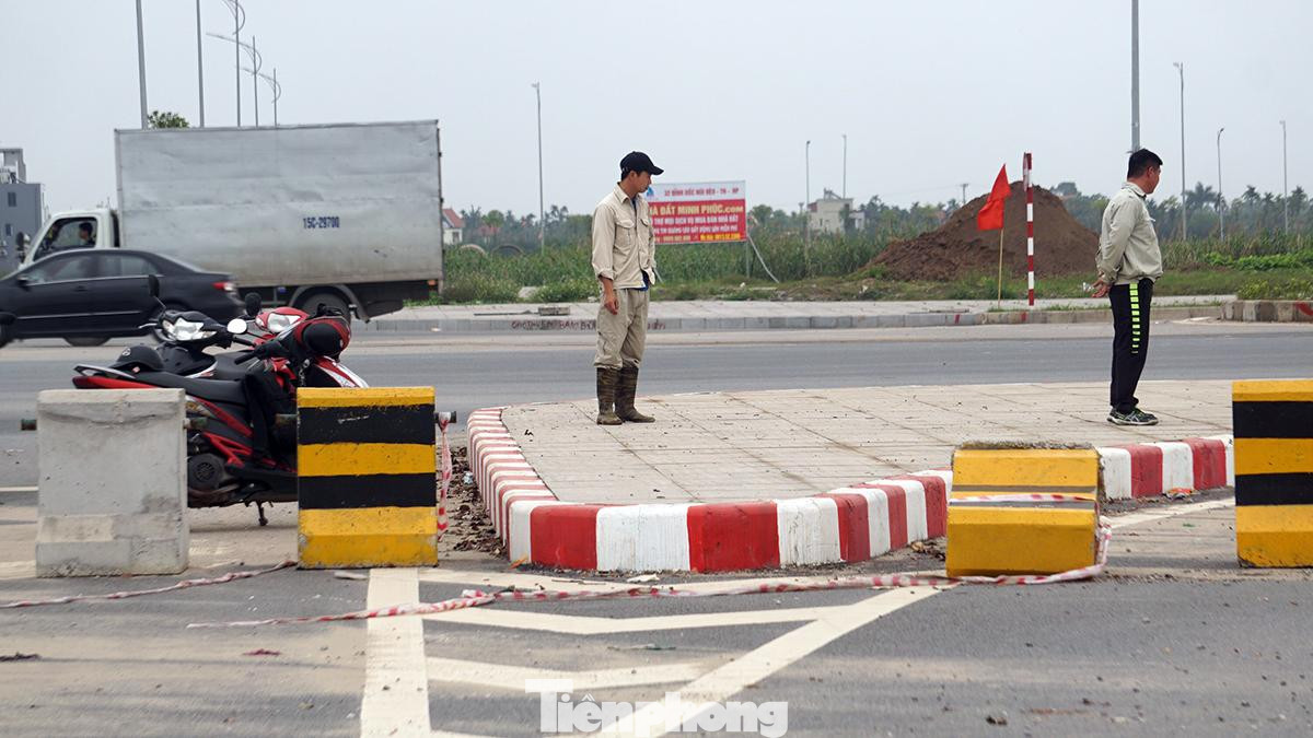 Theo ghi nhận của phóng viên sáng 31/3, đảo tam giác phân luồng giao thông tại nút giao Đỗ Mười - Trần Kiên (KĐT Bắc sông Cấm) rộng khoảng vài chục mét được lát đá, quét sơn chắn giữa đường. Tuy nhiên, không có biển cảnh báo nguy hiểm, cảnh báo phân luồng cho người và phương tiện từ xa.