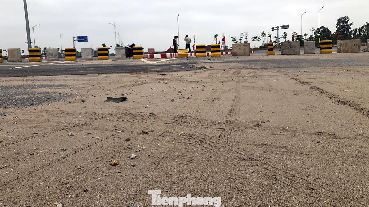 Tại nút giao này cũng tồn tại nhiều bất cập. Mặt đường xuất hiện lớp cát dày, kéo dài khiến các phương tiện di chuyển khó khăn, trơn trượt.