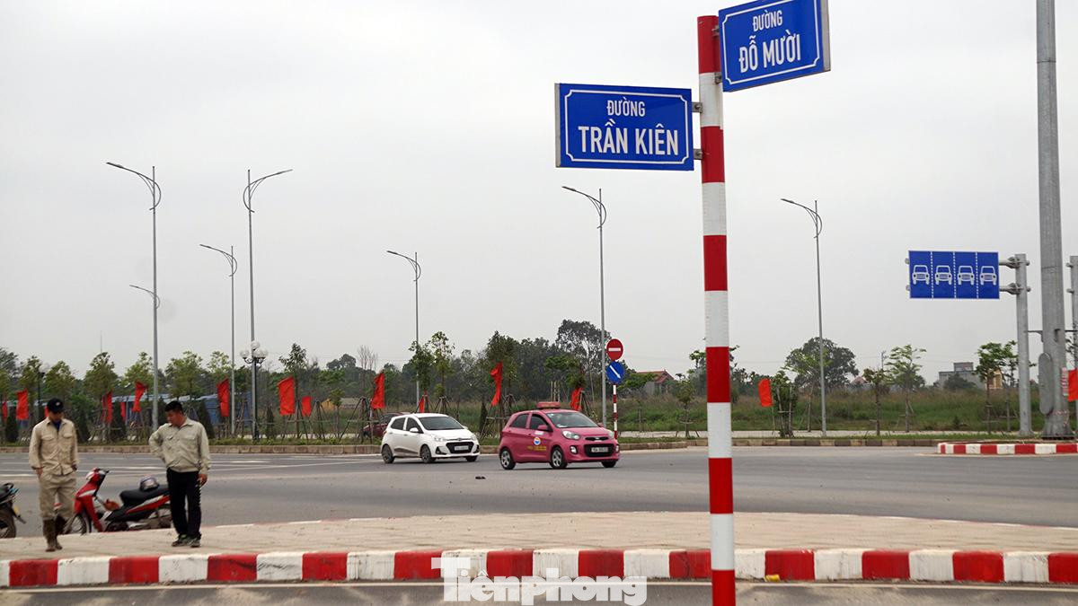 "Dù có vạch sơn cảnh báo nhưng các phương tiện di chuyển qua với tốc độ cao rất nguy hiểm, tiềm ẩn tai nạn nghiêm trọng. Đặc biệt vào buổi tối, đường không có đèn chiếu sáng khiến vị trí này như điểm đen bẫy tai nạn", anh Việt nói.