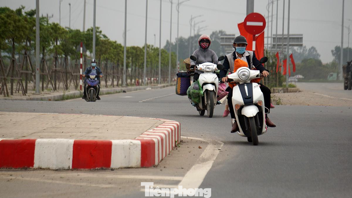 Còn chị Hoa (trú huyện Thủy Nguyên) cho biết, người dân từng nhiều lần phản ánh về bất cập này tuy nhiên chưa được cơ quan chức năng khắc phục. Thậm chí, cả tuyến đường to đẹp đã hoàn thành lát đá vỉa hè, lắp hệ thống đèn chiếu sáng nhưng ít khi được bật vào buổi tối.