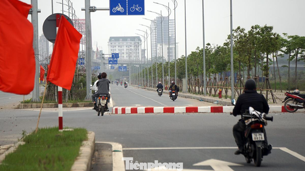 Theo anh Việt, toàn bộ làn đường dành cho xe máy, xe thô sơ tại nút giao Đỗ Mười - Trần Kiên (Thủy Nguyên, TP Hải Phòng) bị đảo tam giác này án ngữ, chắn ngang. Các phương tiện phải đánh lái né tránh. Vị trí này cũng là nút giao cho ô tô quay đầu, chuyển hướng di chuyển.