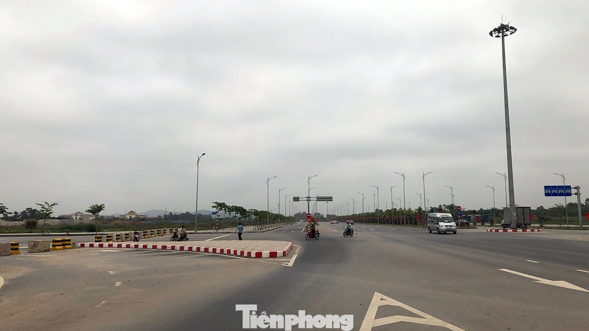 Thời gian gần đây, người tham gia giao thông hướng từ huyện Thủy Nguyên về trung tâm TP Hải Phòng liên tiếp phản ánh về việc xuất hiện đảo tam giác phân luồng phương tiện bất hợp lý tại nút giao Đỗ Mười - Trần Kiên, thuộc KĐT Bắc sông Cấm.