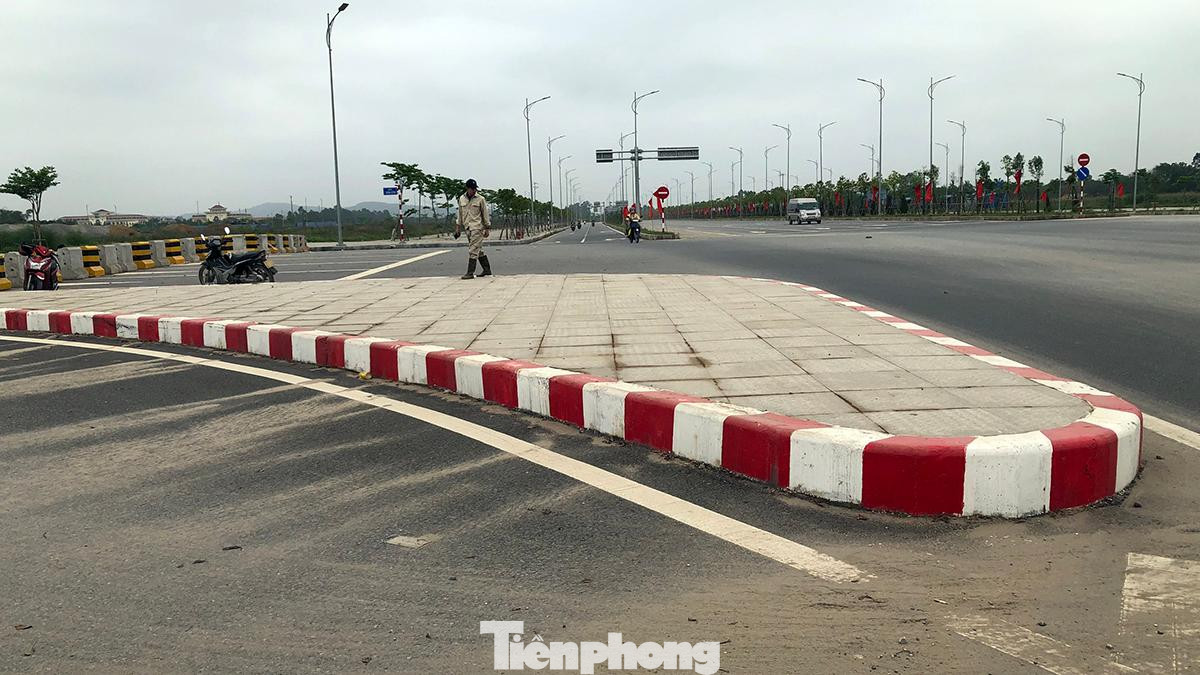 Anh Việt (trú tại huyện Thủy Nguyên) cho biết, đảo tam giác này xuất hiện từ sau Tết Nguyên đán, chắn giữa làn đường dành cho xe máy thuộc tuyến đường Đỗ Mười, KĐT Bắc sông Cấm. Việc này khiến lòng đường bị bó hẹp, các phương tiện từ huyện Thủy Nguyên vào trung tâm thành phố phải đánh lái né tránh.