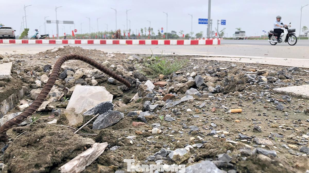 Nhiều vị trí đá lát vỉa hè, trụ cột đèn hư hỏng không được cải tạo, thay thế. Trong ảnh, vỉa hè tại nút giao Đỗ Mười - Trần Kiên trơ cốt thép.