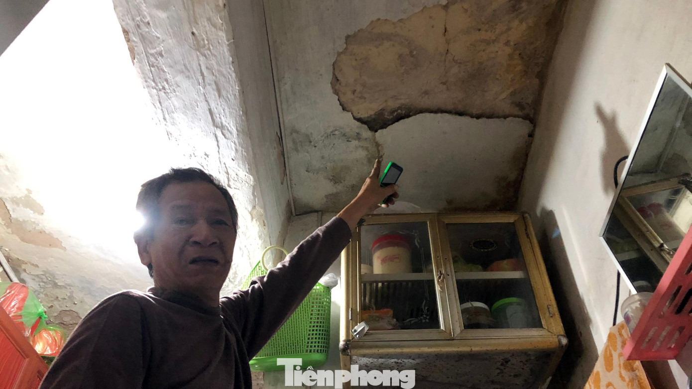Còn ông Bùi Đình Thiêm cho biết, vợ chồng ông và con gái út cũng ở tại căn hộ 16m2 hàng chục năm nay. Do tòa nhà xuống cấp nghiêm trọng, tường nhà thấm dột nhiều lần mảng vữa trần rơi xuống khiến các sinh hoạt gặp nhiều khó khăn. Còn ông Bùi Đình Thiêm cho biết, vợ chồng ông và con gái út cũng ở tại căn hộ 16m2 hàng chục năm nay. Do tòa nhà xuống cấp nghiêm trọng, tường nhà thấm dột nhiều lần mảng vữa trần rơi xuống khiến các sinh hoạt gặp nhiều khó khăn.