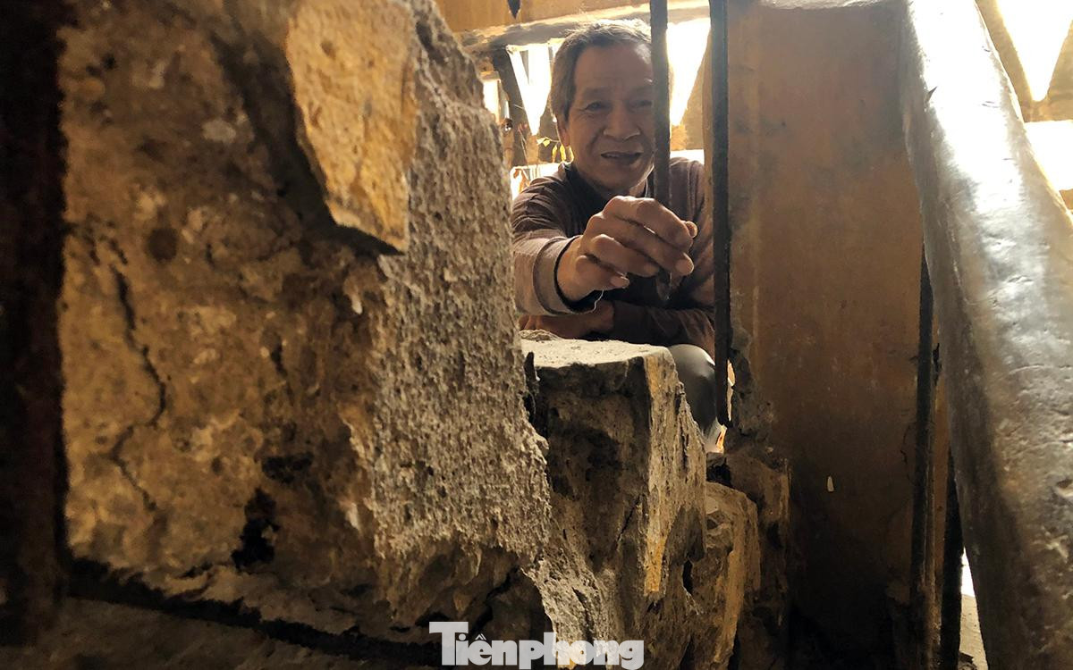 Ông Thiêm chia sẻ, một số vị trí cầu thang 1 bị hư hỏng, trơ cốt thép, người dân phải nẹp thanh tre cố định hạn chế nguy hiểm đối với trẻ em sống tại chung cư cũ Vạn Mỹ. Ông Thiêm chia sẻ, một số vị trí cầu thang 1 bị hư hỏng, trơ cốt thép, người dân phải nẹp thanh tre cố định hạn chế nguy hiểm đối với trẻ em sống tại chung cư cũ Vạn Mỹ.