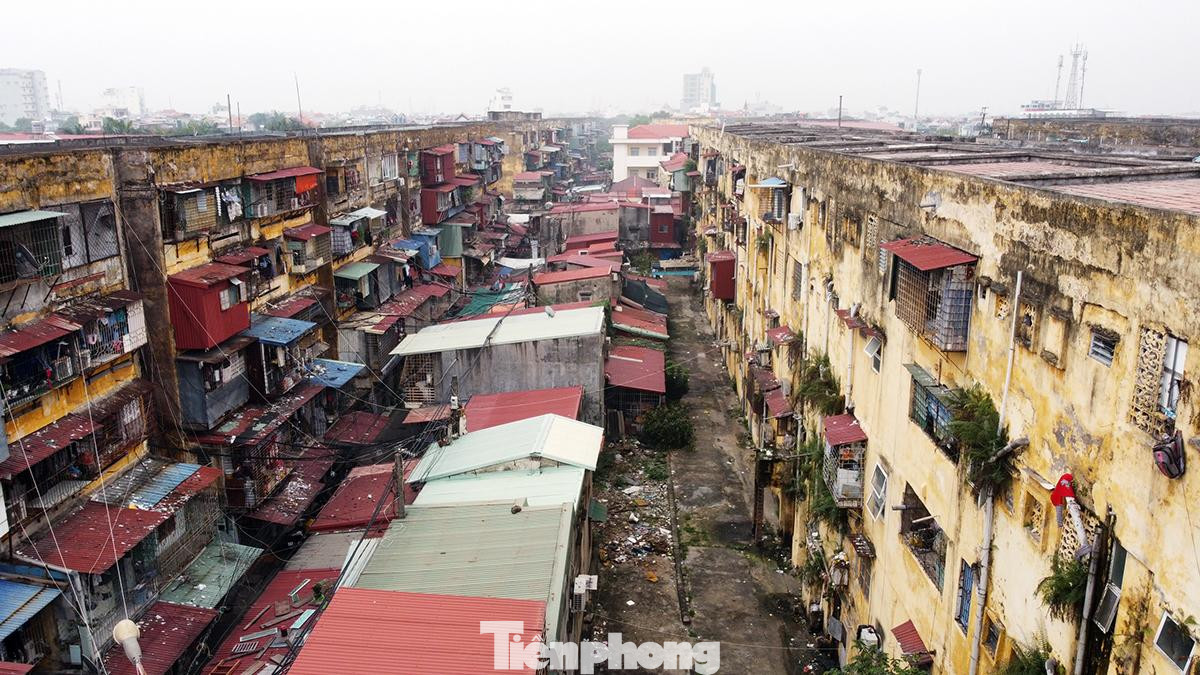Theo đó, thành phố sẽ phá dỡ toàn bộ 10 chung cư cũ, xây dựng lại 3 tòa chung cư tái định cư cao tầng. Đồng thời, xây dựng hệ thống hạ tầng kỹ thuật, gồm: hệ thống đường giao thông, cây xanh, bãi đỗ xe, cấp điện, chiếu sáng, cấp thoát nước theo quy hoạch. Theo đó, thành phố sẽ phá dỡ toàn bộ 10 chung cư cũ, xây dựng lại 3 tòa chung cư tái định cư cao tầng. Đồng thời, xây dựng hệ thống hạ tầng kỹ thuật, gồm: hệ thống đường giao thông, cây xanh, bãi đỗ xe, cấp điện, chiếu sáng, cấp thoát nước theo quy hoạch.
