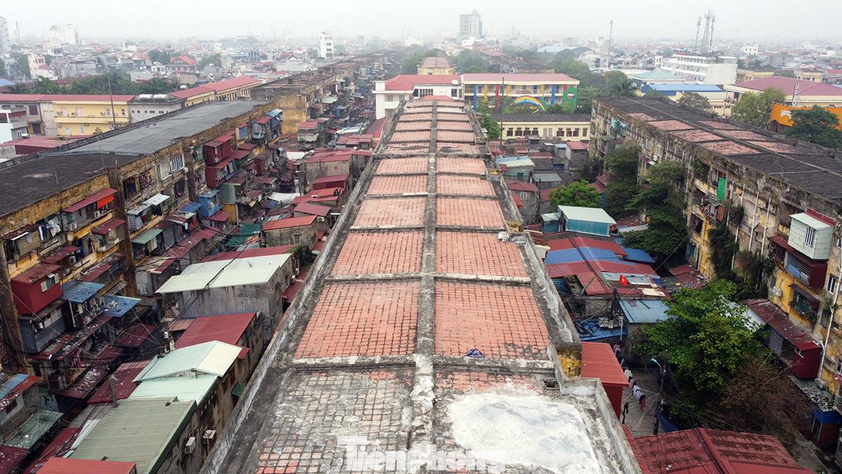 Lãnh đạo UBND phường Vạn Mỹ thông tin, khu chung cư Vạn Mỹ có 10 tòa 5 tầng được xây dựng từ năm 1975 đến 1980 gồm: A1, A2, A3, A4, A5, A6, A7, A8, A9 và A17. Trong đó, các tòa từ A1 đến A9 nằm trong tình trạng nguy hiểm cấp độ D, có thể sụp đổ bất kỳ lúc nào. Còn tòa A17 trong tình trạng cấp độ C. 10 tòa chung cư cũ này hiện có hơn 1.200 gian với 4.223 nhân khẩu. Lãnh đạo UBND phường Vạn Mỹ thông tin, khu chung cư Vạn Mỹ có 10 tòa 5 tầng được xây dựng từ năm 1975 đến 1980 gồm: A1, A2, A3, A4, A5, A6, A7, A8, A9 và A17. Trong đó, các tòa từ A1 đến A9 nằm trong tình trạng nguy hiểm cấp độ D, có thể sụp đổ bất kỳ lúc nào. Còn tòa A17 trong tình trạng cấp độ C. 10 tòa chung cư cũ này hiện có hơn 1.200 gian với 4.223 nhân khẩu.