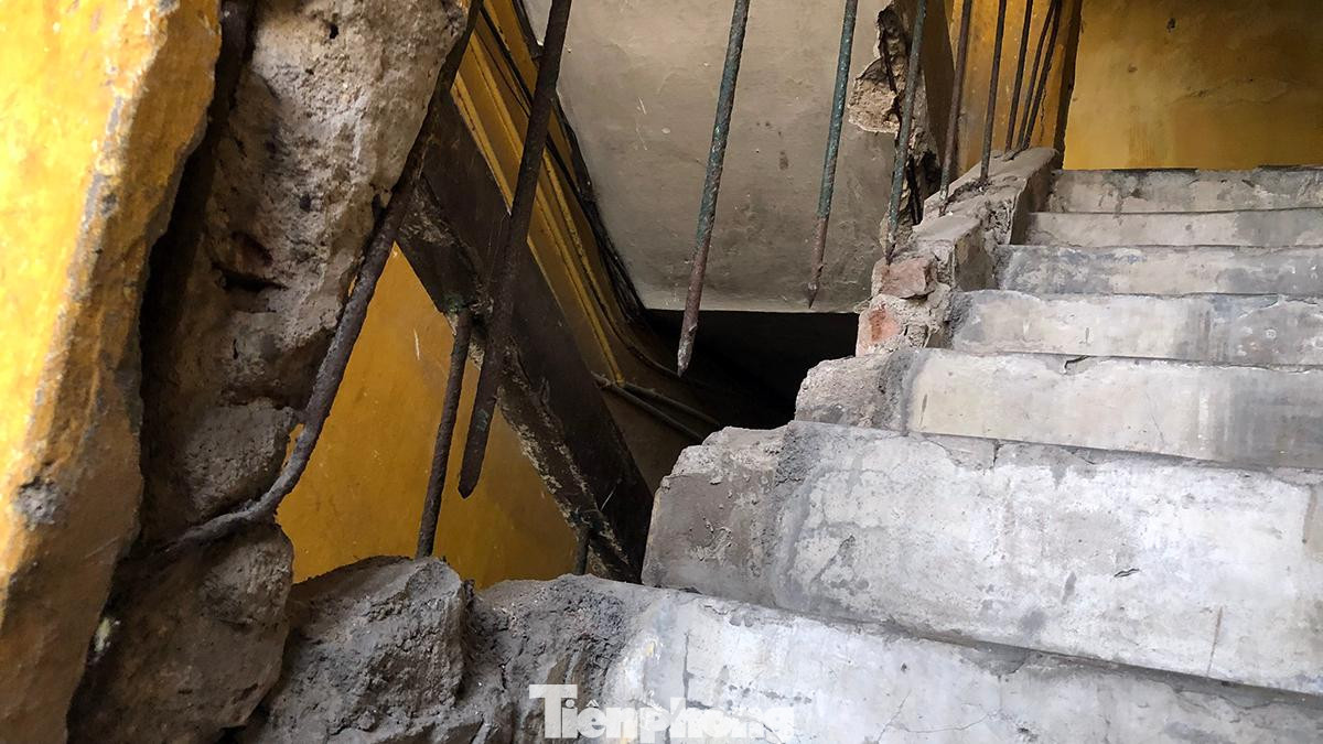 "Dù đã xuống cấp nghiêm trọng, tuy nhiên do không đủ điều kiện chuyển nhà nên gia đình tôi vẫn sống tại đây 40 năm nay. Sắp tới, thành phố có triển khai cải tạo, xây dựng chung cư mới, tôi và bà con tại các tòa nhà rất phấn khởi. Chúng tôi đang hoàn thiện các hồ sơ, đăng ký với chính quyền sở tại về việc di dời, ở tạm chờ dự án triển khai", bà Lan nói. "Dù đã xuống cấp nghiêm trọng, tuy nhiên do không đủ điều kiện chuyển nhà nên gia đình tôi vẫn sống tại đây 40 năm nay. Sắp tới, thành phố có triển khai cải tạo, xây dựng chung cư mới, tôi và bà con tại các tòa nhà rất phấn khởi. Chúng tôi đang hoàn thiện các hồ sơ, đăng ký với chính quyền sở tại về việc di dời, ở tạm chờ dự án triển khai", bà Lan nói.