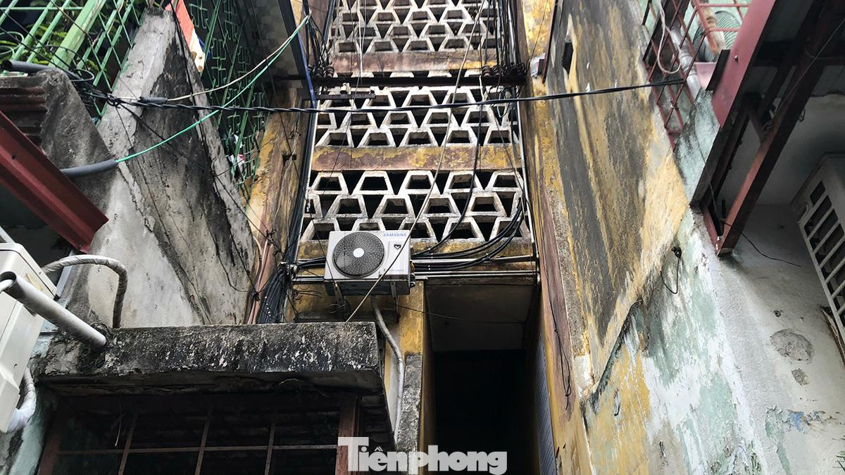 Theo bà Lan, khu tập thể này dành cho cán bộ, công nhân viên các đơn vị sự nghiệp trên địa bàn thành phố. Từ nhiều năm nay, các tòa nhà xuống cấp nghiêm trọng khiến người dân luôn sống trong cảnh lo lắng vì ẩm thấp, chật chội. Theo bà Lan, khu tập thể này dành cho cán bộ, công nhân viên các đơn vị sự nghiệp trên địa bàn thành phố. Từ nhiều năm nay, các tòa nhà xuống cấp nghiêm trọng khiến người dân luôn sống trong cảnh lo lắng vì ẩm thấp, chật chội.