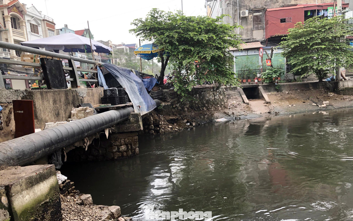 "Ngoài việc hạ tầng xuống cấp, tường nhà thấm dột và không gian sống chật chội, người dân tại chung cư cũ Vạn Mỹ hằng ngày phải đối mặt với tình trạng ô nhiễm không khí do nước thải sinh hoạt", ông Bùi Đình Thiêm nói. "Ngoài việc hạ tầng xuống cấp, tường nhà thấm dột và không gian sống chật chội, người dân tại chung cư cũ Vạn Mỹ hằng ngày phải đối mặt với tình trạng ô nhiễm không khí do nước thải sinh hoạt", ông Bùi Đình Thiêm nói.