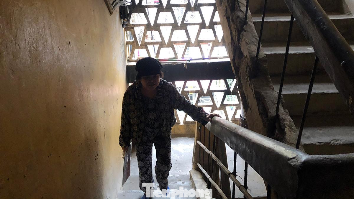 Bà Lê Thị Lan (73 tuổi, trú tại tầng 3, CT1 tòa A9 Vạn Mỹ) cho biết, bà ở cùng con gái và 2 cháu ngoại trong căn phòng 16m2 hàng chục năm nay. Bà Lê Thị Lan (73 tuổi, trú tại tầng 3, CT1 tòa A9 Vạn Mỹ) cho biết, bà ở cùng con gái và 2 cháu ngoại trong căn phòng 16m2 hàng chục năm nay.