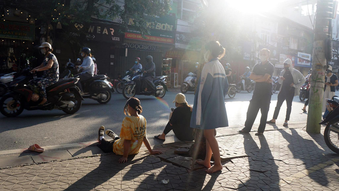 Người dân xếp hàng dọc phố Cầu Đất - Tô Hiệu (quận Ngô Quyền) từ sáng đến tối để mua bánh trung thu khiến tuyến phố luôn trong tình trạng ùn ứ, đặc biệt giờ cao điểm.