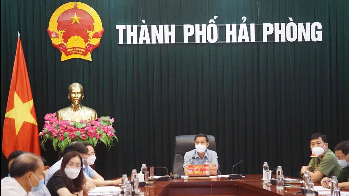 Ông Nguyễn Văn Tùng - Chủ tịch UBND TP Hải Phòng chủ trì cuộc họp khẩn ngày 25/6 sau khi huyện Vĩnh Bảo ghi nhận hàng loạt ca mắc COVID-19.