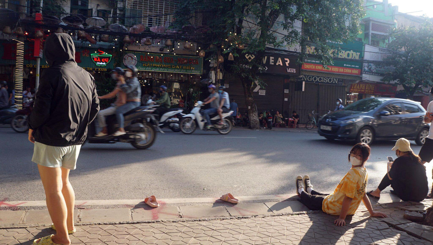 Nhiều người chờ đợi quá lâu, đặt dép xếp "lốt" chờ mua bánh.