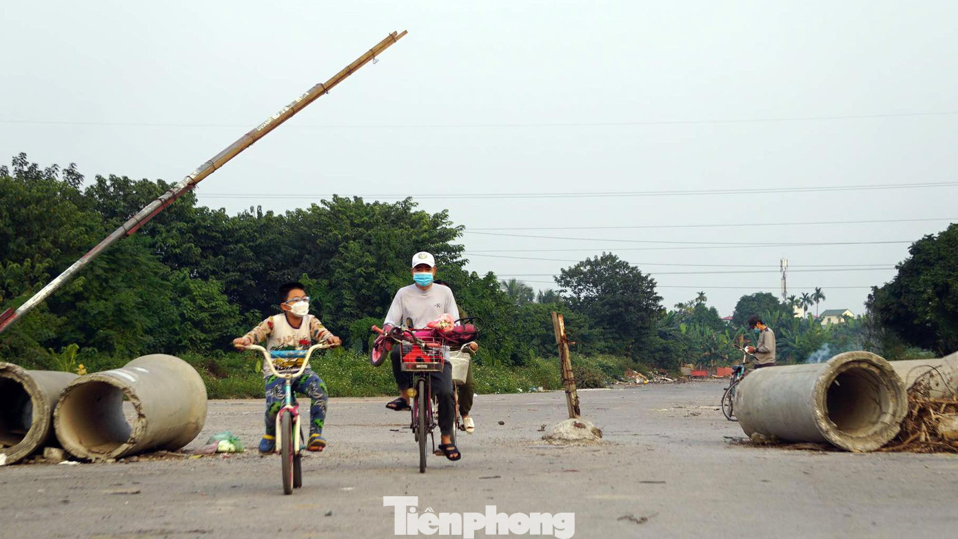 Khu vực này "bất đắc dĩ" cũng trở thành sân tập lái xe, khu vui chơi, thể thao của người dân xung quanh. Khu vực này "bất đắc dĩ" cũng trở thành sân tập lái xe, khu vui chơi, thể thao của người dân xung quanh.