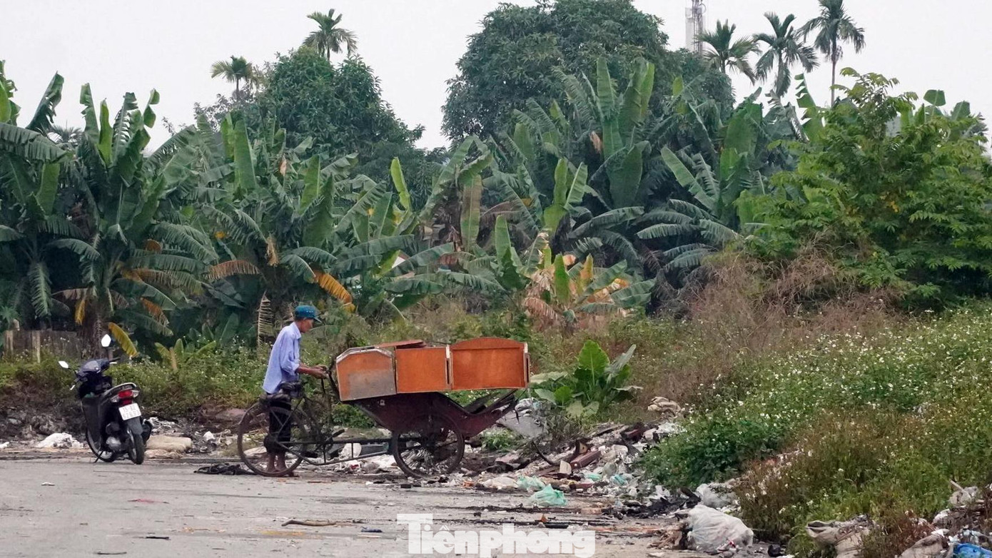 Hằng ngày, nhiều người dân địa phương mang rác thải, phế liệu chất đống dọc bờ mương dẫn nước ven hồ Phương Lưu. Khi rác chất đống, nhiều người châm lửa đốt. Hằng ngày, nhiều người dân địa phương mang rác thải, phế liệu chất đống dọc bờ mương dẫn nước ven hồ Phương Lưu. Khi rác chất đống, nhiều người châm lửa đốt.