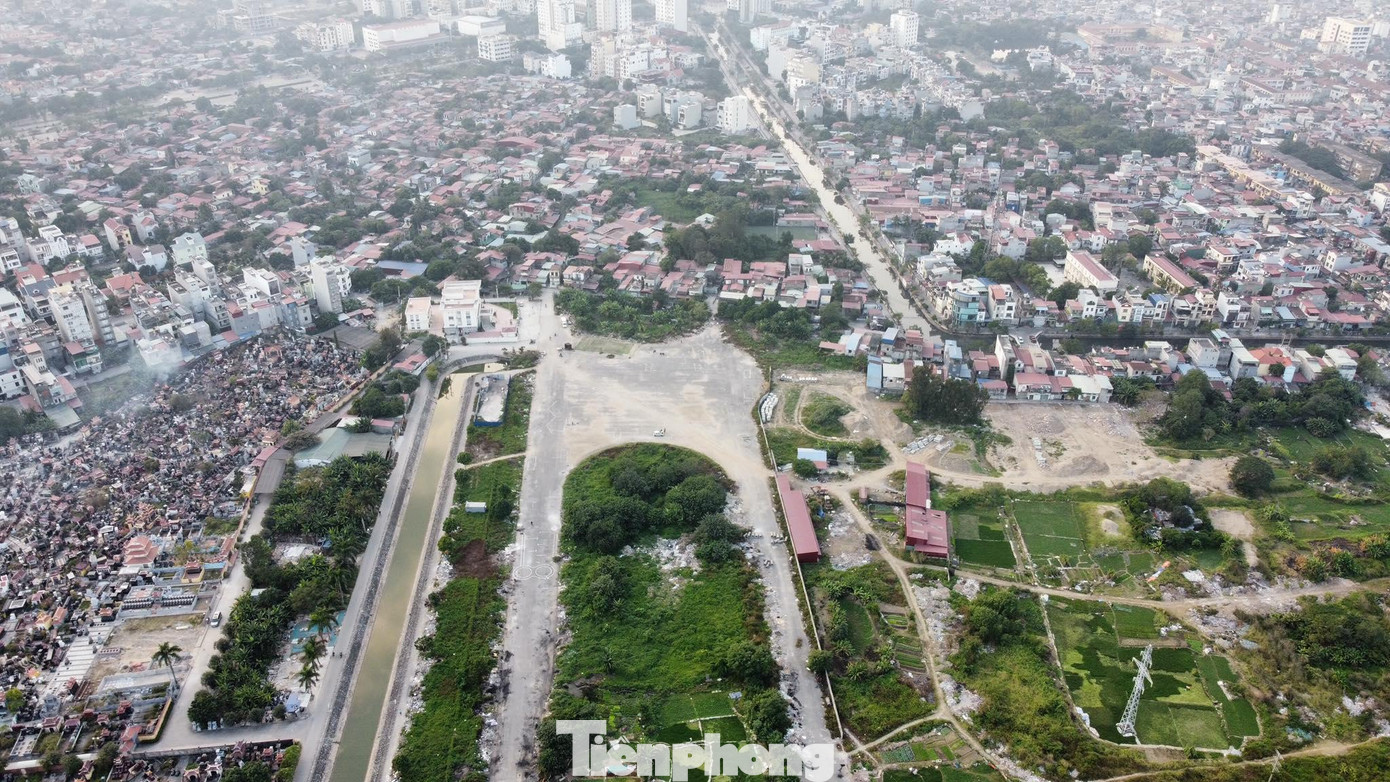 Theo ghi nhận của Tiền Phong, đến nay dự án đường Hồ Đông - Lạch Tray chỉ được thi công khoảng vài trăm mét đường nhựa, khu vực trước Viện KSND quận Ngô Quyền. Theo ghi nhận của Tiền Phong, đến nay dự án đường Hồ Đông - Lạch Tray chỉ được thi công khoảng vài trăm mét đường nhựa, khu vực trước Viện KSND quận Ngô Quyền.