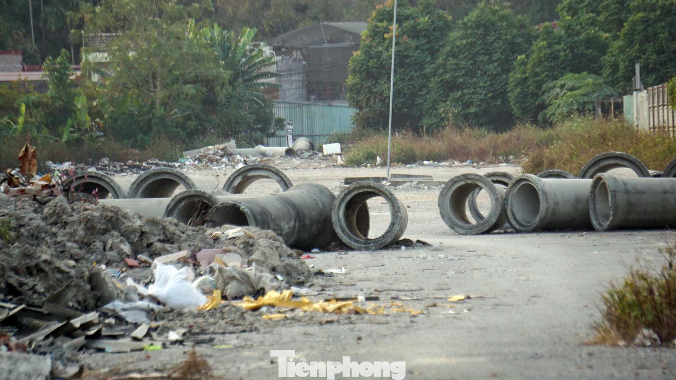 Nhiều khối bê tông được dựng trước lối vào khu vực đường đang thi công dở nhằm hạn chế xe tải đổ rác, phế thải. Nhiều khối bê tông được dựng trước lối vào khu vực đường đang thi công dở nhằm hạn chế xe tải đổ rác, phế thải.